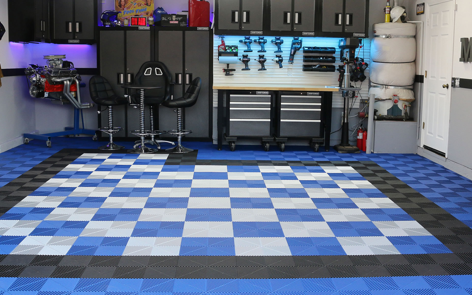 Garage floor with blue black and white colers
